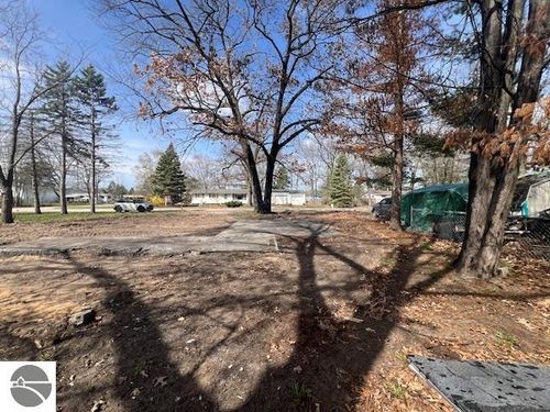 811 Linwood Ln, Traverse City, MI, 49686-4763 | Card Image
