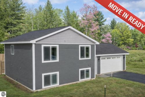 4860 Meadowlark Ln, Traverse City, MI, 49685-8751 | Card Image