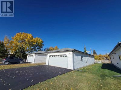 4701 51 St, Home with 2 bedrooms, 2 bathrooms and 4 parking in Grimshaw AB | Image 2