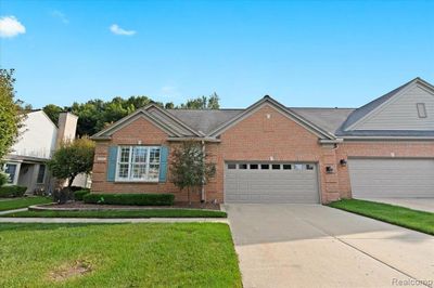 1552 Millecoquins Court, Condo with 2 bedrooms, 2 bathrooms and null parking in Rochester MI | Image 1