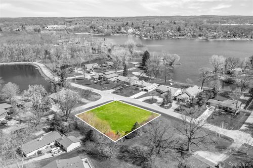 70 Biscayne Ave, White Lake, MI, 48383 | Card Image