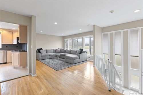 99 Lester Dr, Tappan, NY, 10983-1242 | Card Image