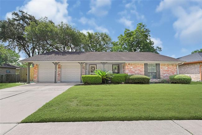 2703 Shady Creek Dr, House other with 3 bedrooms, 2 bathrooms and 2 parking in Pearland TX | Image 6