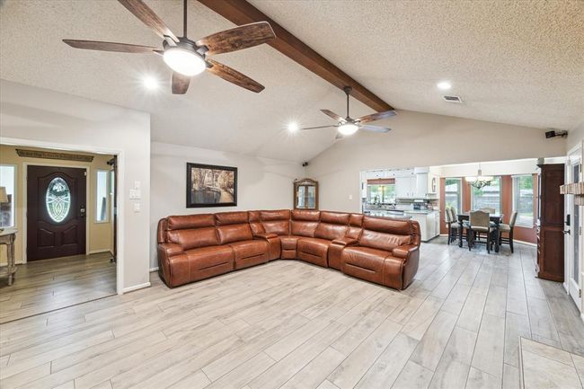Spacious Living room | Image 7