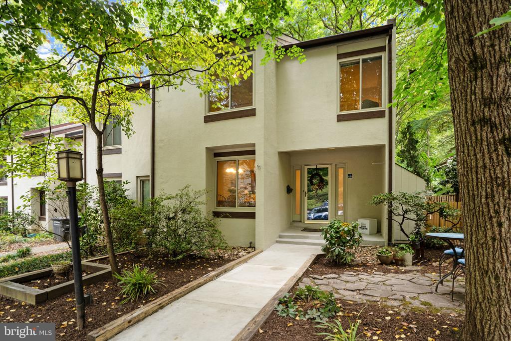 Woodhollow Ct, Reston, VA 20191
