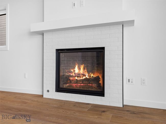 Oversized Fireplace w/blower | Image 13