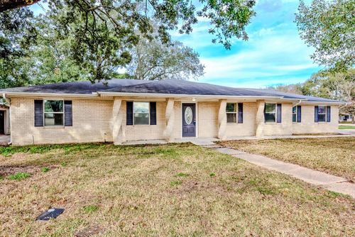824 S 37th St, Nederland, TX, 77627-7407 | Card Image
