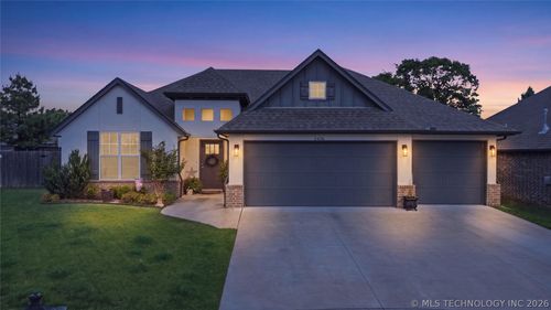 2426 W Kingsport Ct S, Broken Arrow, OK, 74011-7825 | Card Image