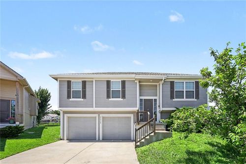 21710 North Rdg, Peculiar, MO, 64078-7834 | Card Image