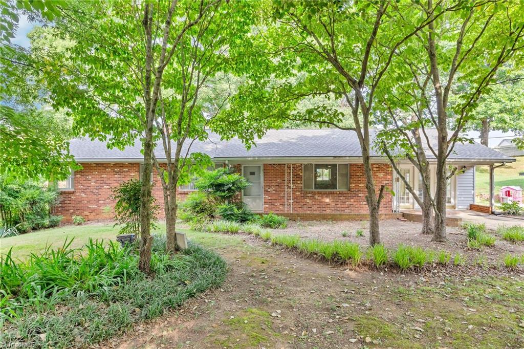 Woods Ln, Winston Salem, NC 27107