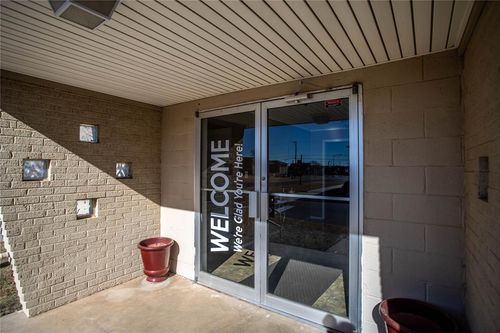 402 N Custer St, Weatherford, OK, 73096-4917 | Card Image