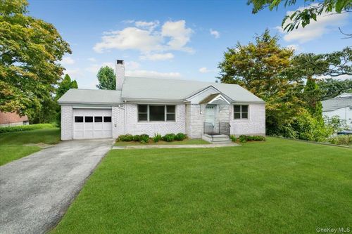 7 Fountain Dr, Valhalla, NY, 10595-1433 | Card Image