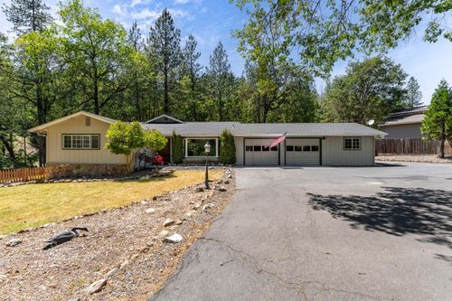 370 Horseshoe Dr, Grants Pass, OR, 97526-6814 | Card Image