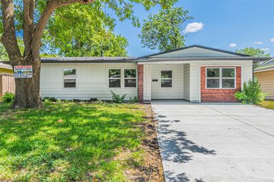 Ranch-style house with a front yard | Image 1