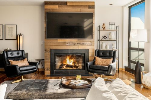 311 E Erie St, MILWAUKEE, WI, 53202-6040 | Card Image