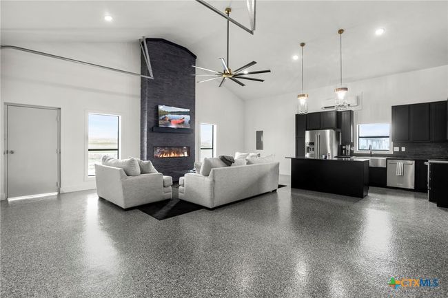 295 Honey Bee Ln, Home with 1 bedrooms, 1 bathrooms and null parking in Rogers TX | Image 4