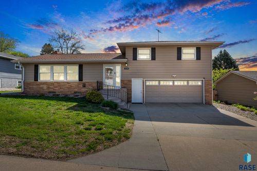 3104 S Elmwood Ave, Sioux Falls, SD, 57105-5248 | Card Image