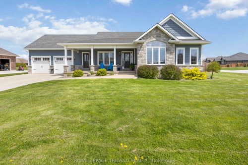 4102 Cullen Dr, Town Of Plympton Wyoming, ON, N0N1J6 | Card Image