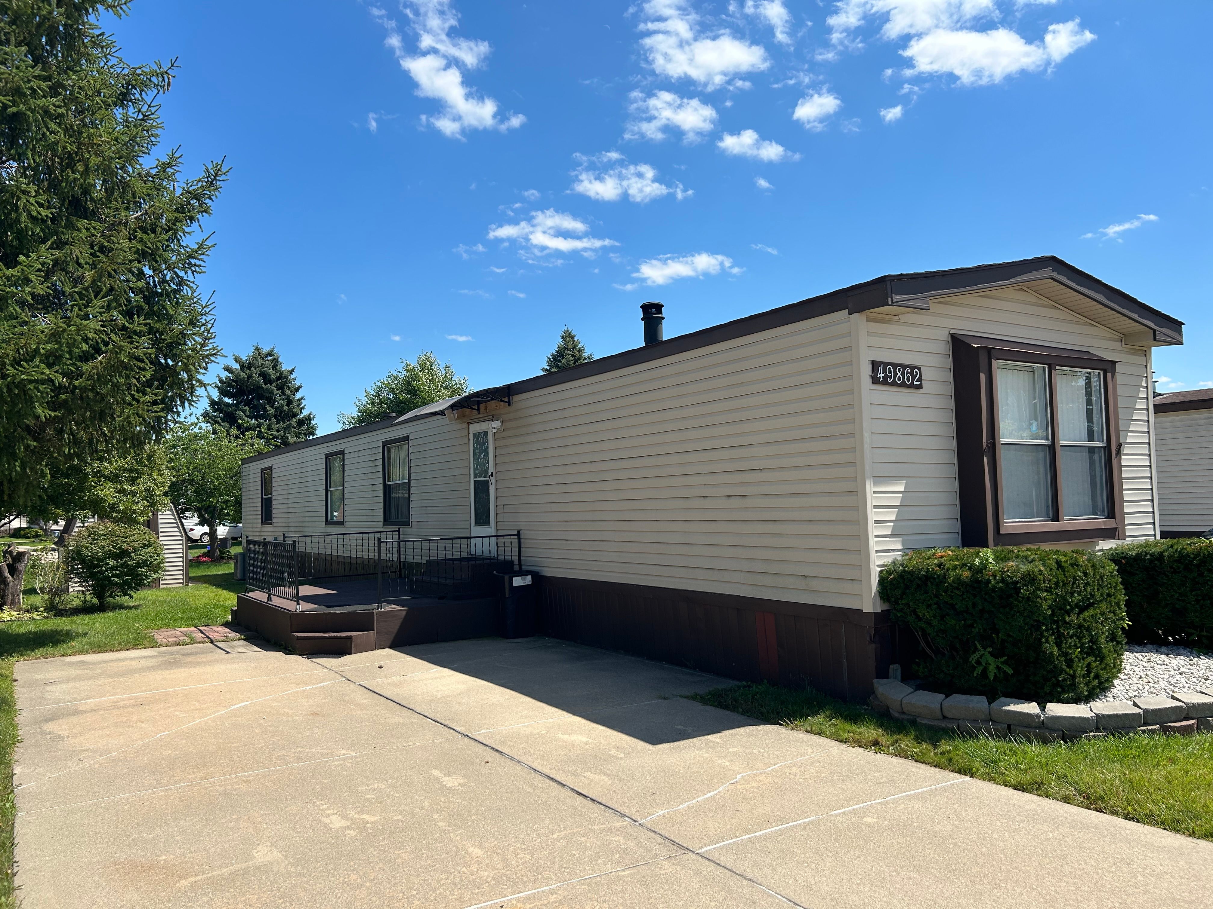 Newark Dr, Shelby Township, MI 48315