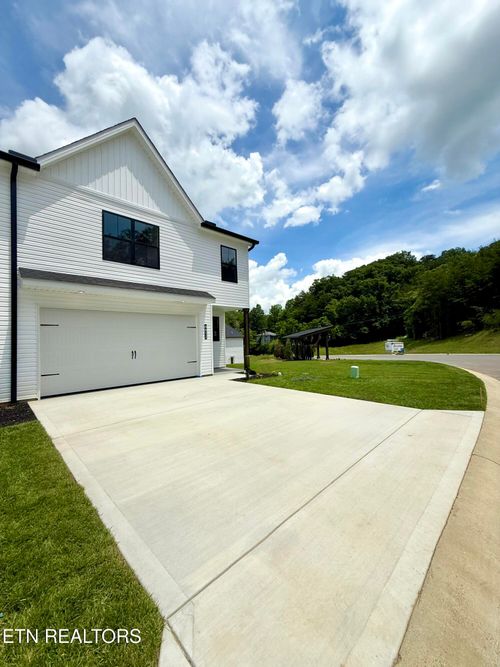 8852 Chapman Trace Way, Knoxville, TN, 37920-2892 | Card Image