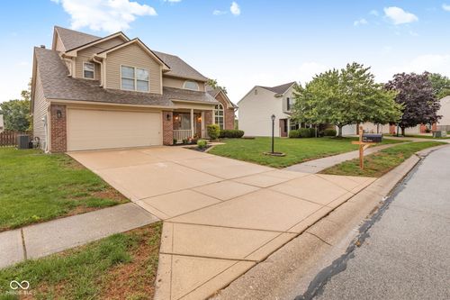 695 Stone Ln, Avon, IN, 46123-7532 | Card Image