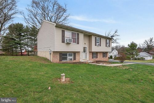 1390 Carole Ln, MANHEIM, PA, 17545-9358 | Card Image