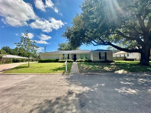 120 Hilltop Dr, Elgin, TX, 78621-2021 | Card Image