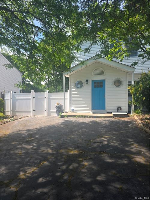 9 Trim St, Bay Shore, NY, 11706-4151 | Card Image
