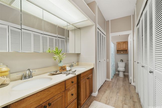 Primary en suite with double sinks | Image 17