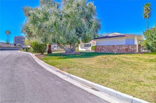 1605 Bryn Mawr Ave, Las Vegas, NV, 89102-4450 | Card Image