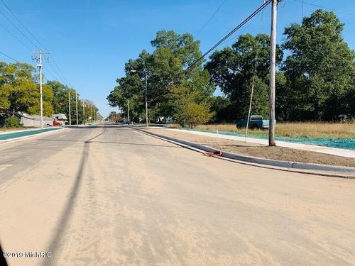 983-957-983 E Broadway Ave, Norton Shores, MI, 49444-2351 | Card Image