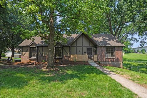 16 W Bridlespur Ter, Kansas City, MO, 64114-5066 | Card Image
