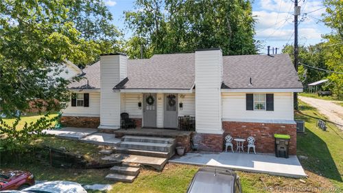 230 E 17th St, Ada, OK, 74820-7869 | Card Image