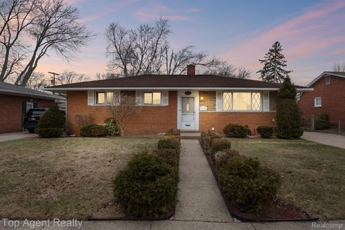 9001 Shannon Dr, Sterling Heights, MI, 48314-2533 | Card Image