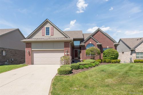 20605 Golf Ridge Cir, Livonia, MI, 48152-2094 | Card Image