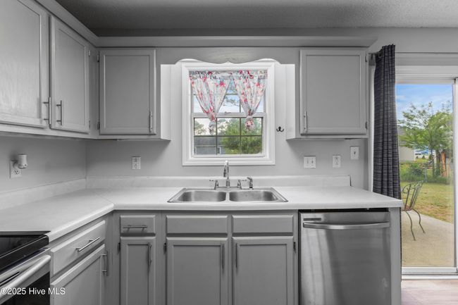504 Mcfadyen Cir, House other with 3 bedrooms, 2 bathrooms and 2 parking in Hubert NC | Image 8