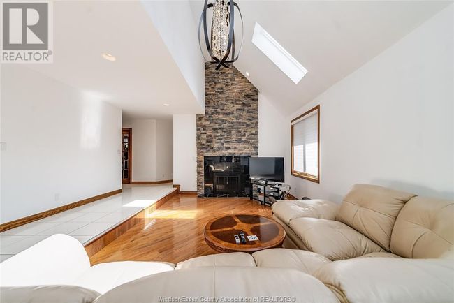 327 Majestic Dr, House other with 4 bedrooms, 4 bathrooms and null parking in Tecumseh ON | Image 6