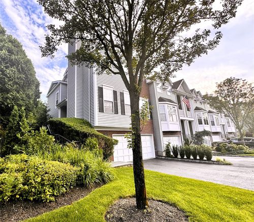 93 Paddington Cir, Smithtown, NY, 11787-5903 | Card Image