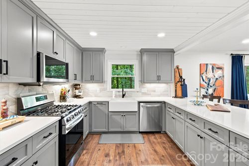 215 Pinehurst Ln, Newton, NC, 28658-3618 | Card Image