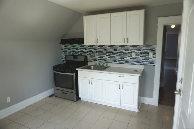 3RD-FLOOR - 3371 Main Street Street, Home with 2 bedrooms, 1 bathrooms and 3 parking in Hartford CT | Image 4