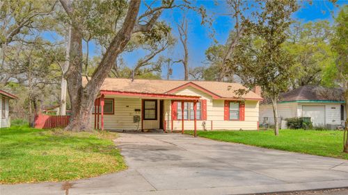 215 Cypress St, Lake Jackson, TX, 77566-5849 | Card Image