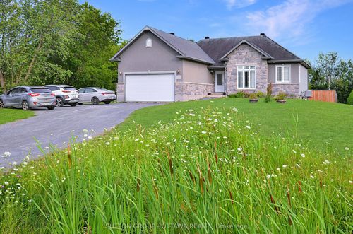 588 Russell Rd, Hammond, ON, K0A2A0 | Card Image