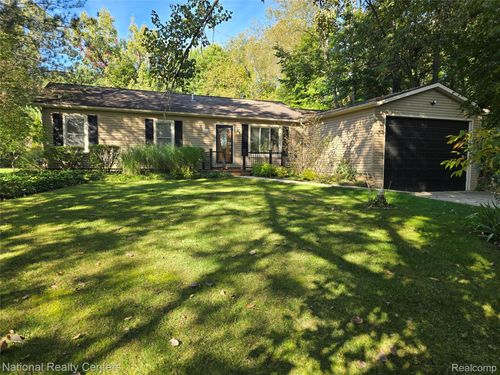 9404 Edward Dr, Brighton, MI, 48114-8821 | Card Image