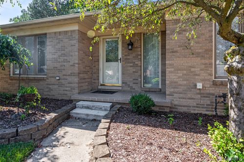 17463 Francavilla Dr, Livonia, MI, 48152-3107 | Card Image