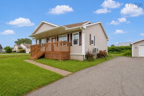 16 Water St, House with 4 bedrooms, 3 bathrooms and 3 parking in Glace Bay NS | Card Image
