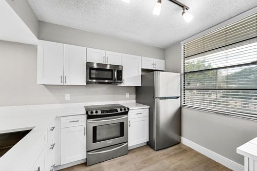 402-3636 Whitehall Dr, West Palm Beach, FL, 33401-1089 | Card Image