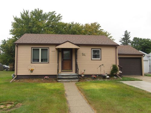 1015 Fredrick Ave, Worthington, MN, 56187-1635 | Card Image