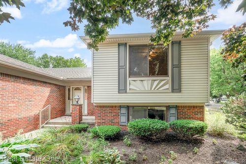 3444 Eagle Dr, Troy, MI, 48083-5634 | Card Image