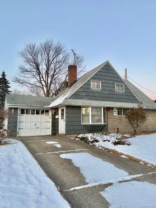 107 Ball Park Ln, Hicksville, NY, 11801-4557 | Card Image