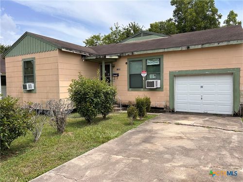 1305 E Mistletoe Ave, Victoria, TX, 77901-3492 | Card Image